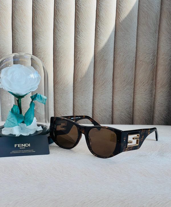 Fendi Women's Baguette Sunglasses - Image 2